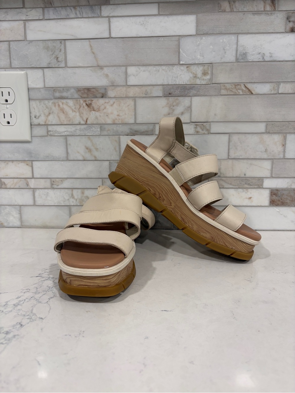 Sorel Cream Platform Wedge Heel Strappy Sandals With Faux Wood Design Sz 9
